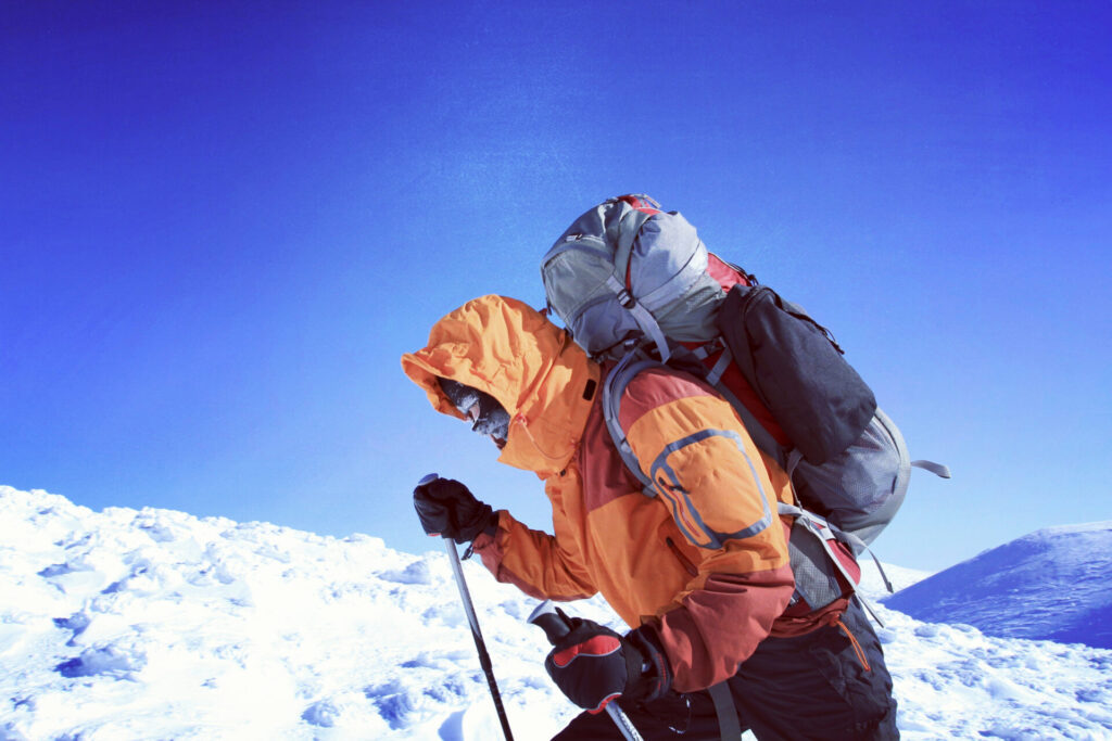 雪山にいる男性