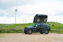 もう重くてデカいは過去の話！ 持ち運びもできるルーフテント「peakpod」が登場