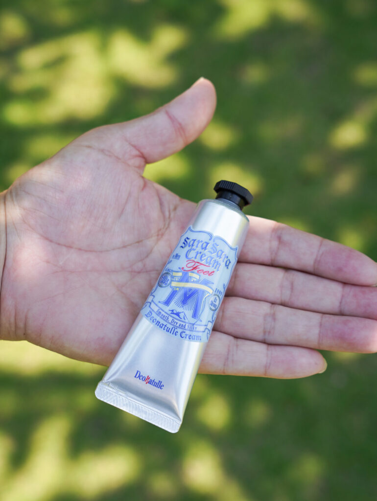 夏キャンプのニオイ対策に最適なデオナチュレ『男足指さらさらクリーム』を手のひらに置いた様子