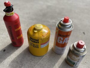 キャンプ燃料の種類と選び方｜初心者におすすめの燃料も紹介