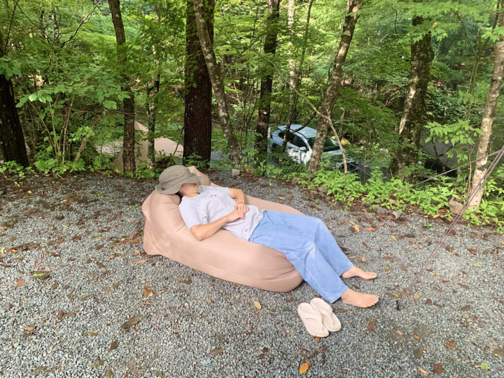 3,300円の衝撃】空気を入れるだけ！“神エアーソファ”が快適すぎてもう