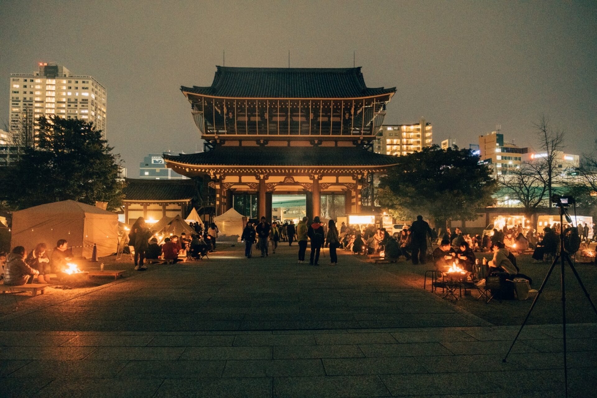 名古屋の東別院で火を囲む夜。「URBAN NIGHT OWL」がプロデュースする、心温まる焚き火体験はいかが？