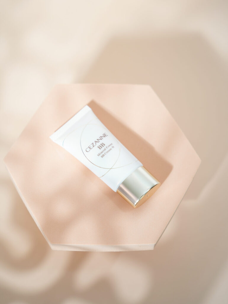 キャンプのベースメイクにおすすめなセザンヌ『ミネラルカバーBBクリームN』のパッケージ画像