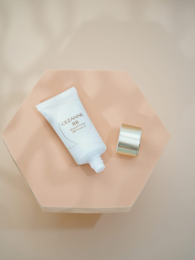 キャンプのベースメイクにおすすめなセザンヌ『ミネラルカバーBBクリームN』のフタを開けた様子
