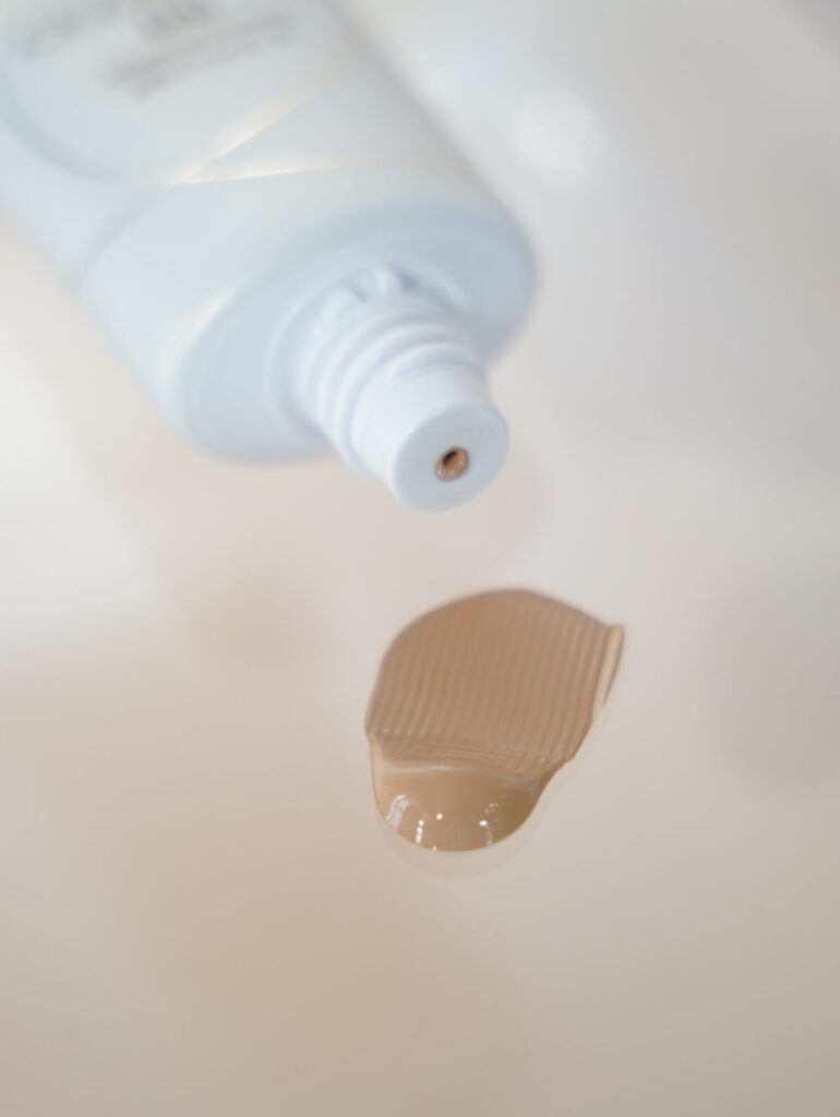 キャンプのベースメイクにおすすめなセザンヌ『ミネラルカバーBBクリームN』のテクスチャ―