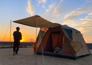 テントの風向きはどう決める？風下と風上の選び方や強風対策を紹介