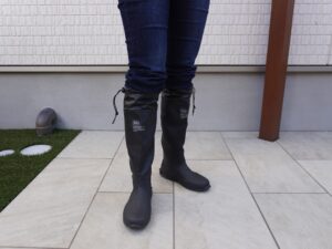 【もう荷物にならない！】Kiuの「折りたためる長靴」が最強すぎた！キャンプやフェスで役立つ万能雨グッズ4選