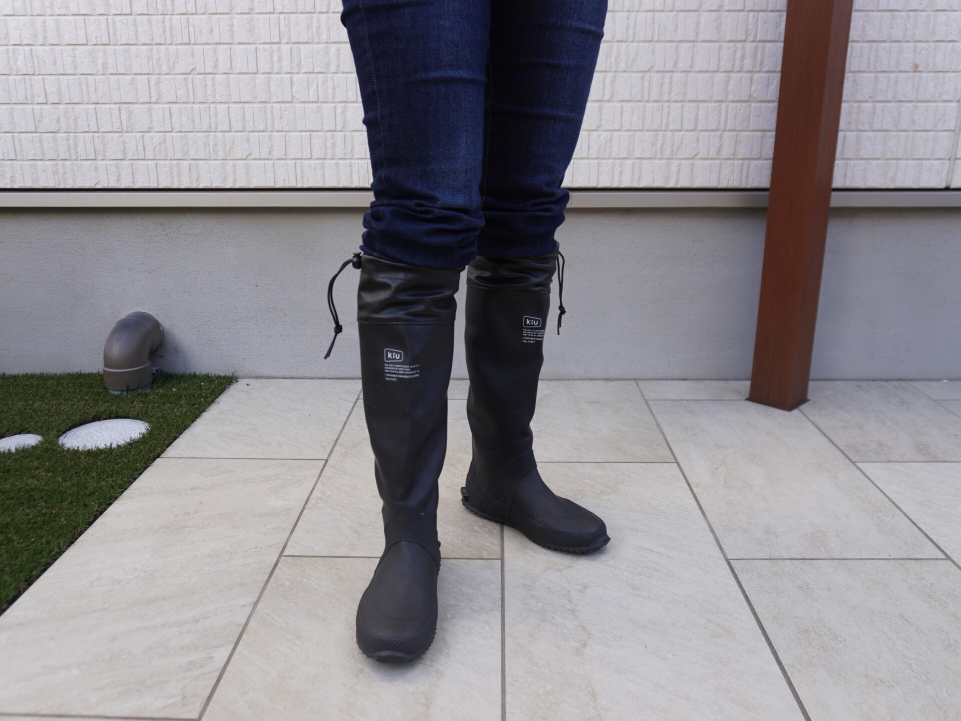【もう荷物にならない！】Kiuの「折りたためる長靴」が最強すぎた！キャンプやフェスで役立つ万能雨グッズ4選