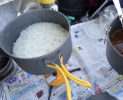 【決定版】キャンプご飯の炊き方ガイド！メスティン・飯ごう・鍋などアイテム別に解説｜失敗しないコツも