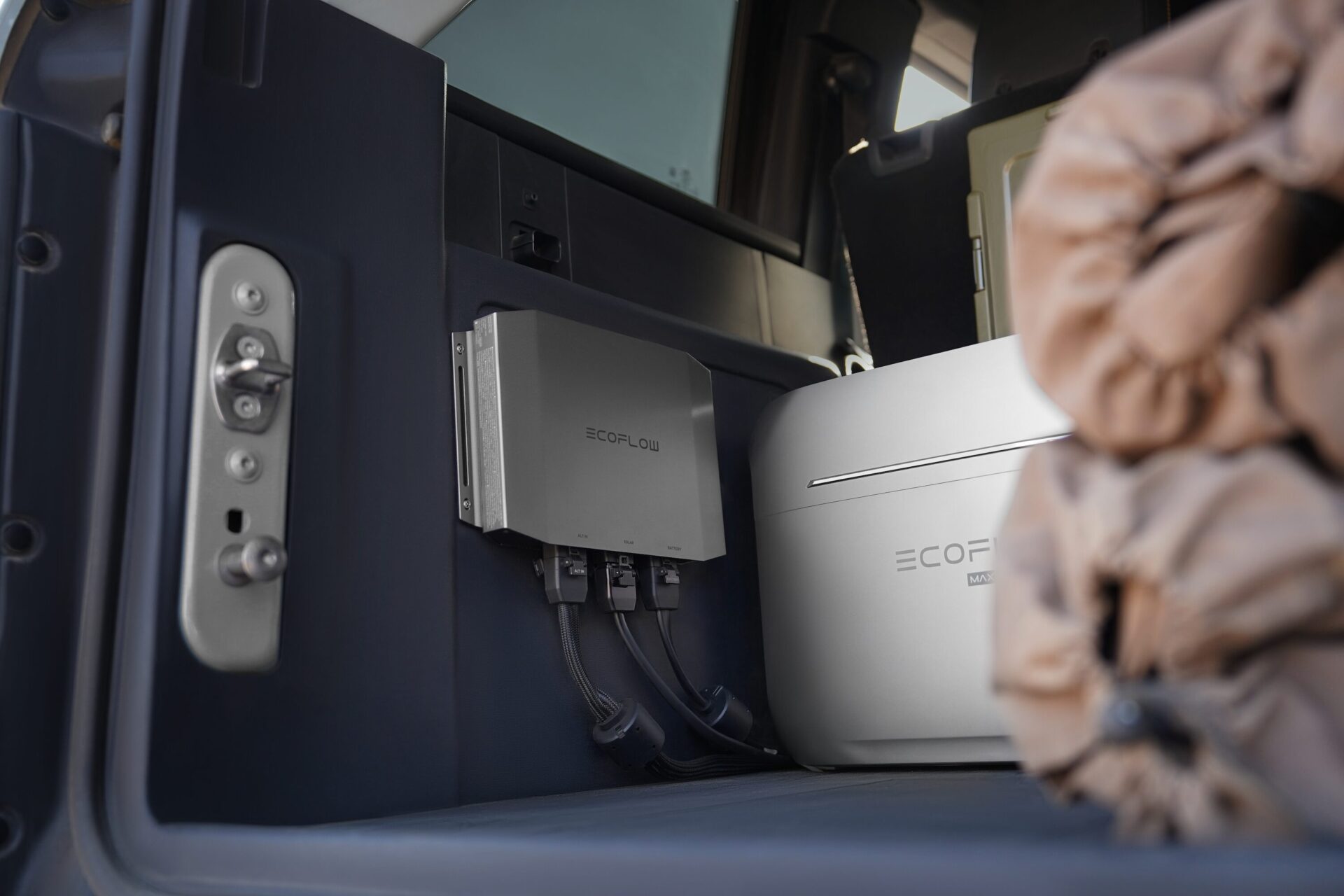 旅先の電力はクルマから超急速チャージ！ EcoFlowの新世代走行充電器はとにかく速い!!