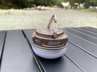 【コールマン】1台で8役！？「ハンギングEライト」がキャンプから防災、日常まで手放せない理由