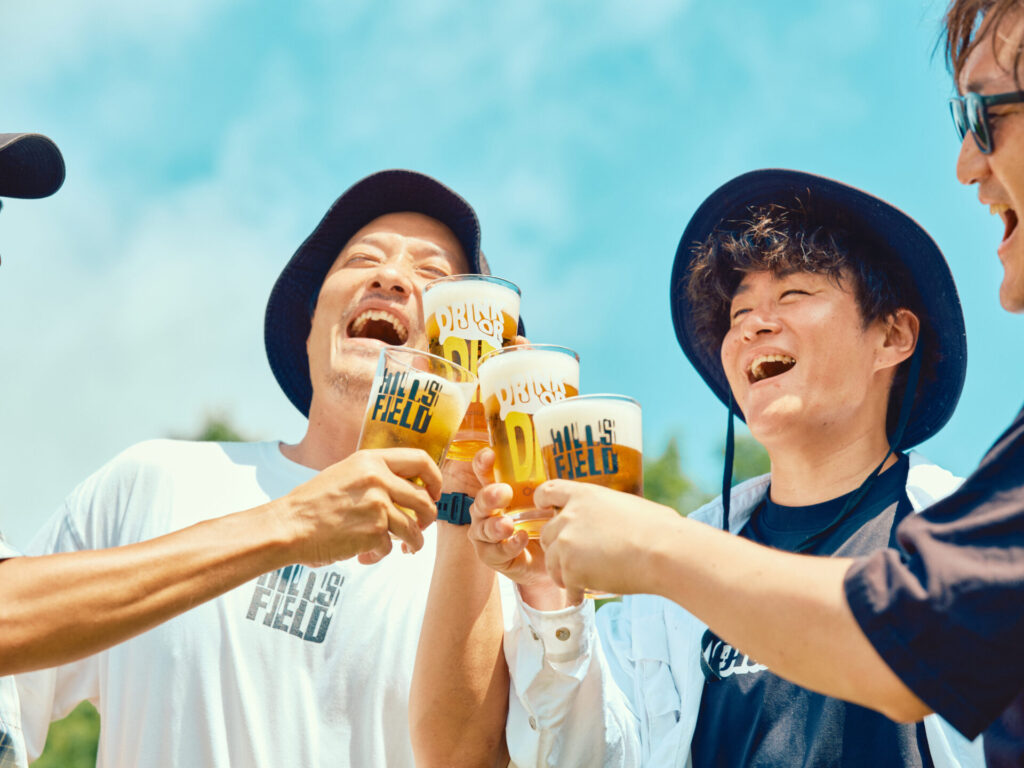 ヒルズフィールドのパイントグラスで乾杯をする伊豆のぬし釣り(やまとさんとけんいちさん)