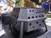 【この焚き火台、革新的！】ハンドル1回”秒”で完成すると話題沸騰「カーゴコンテナ」の注目ギア