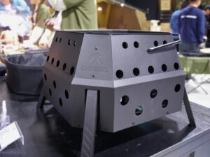 【この焚き火台、革新的!】ハンドル1回”秒”で完成すると話題沸騰「カーゴコンテナ」の注目ギア