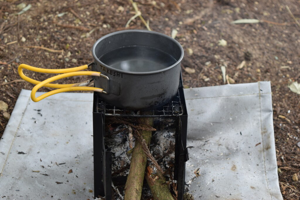 焚き火台とクッカー