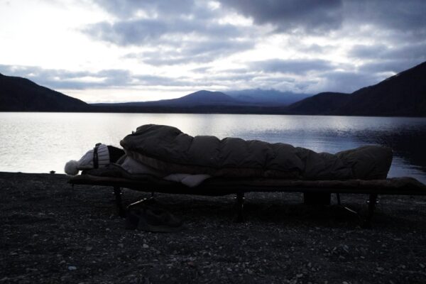 【NaturehikeやKZMも半額以上！】寝袋・コット・マットなど快眠キャンプのための”投資アイテム15選”