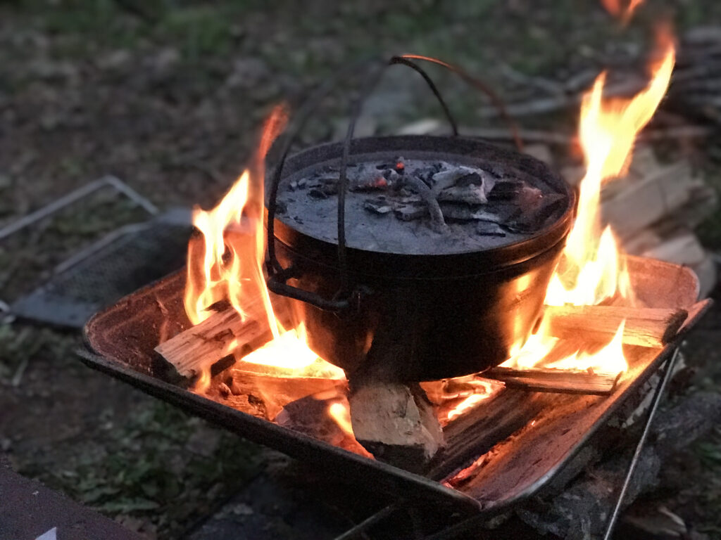 焚き火とダッチオーブン