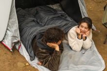 スポーツブランド・ミズノの機能美をキャンプにも。「ブレスサーモ」の変形ブランケット3選