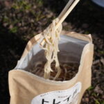 「えっ、お湯だけ？」4分で生麺級そばが完成。「トレイルそば」が年越しキャンプの新常識【新作レビュー】