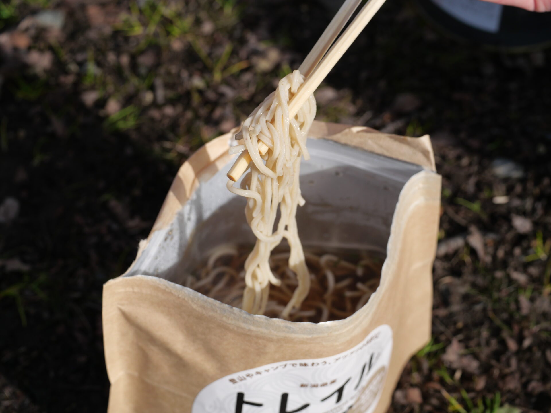 「えっ、お湯だけ？」4分で生麺級そばが完成。「トレイルそば」が年越しキャンプの新常識【新作レビュー】