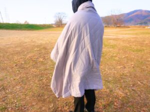 【わずか400g】大判でしっかり暖かい。クイックキャンプ「トラベルブランケット」が防寒対策の正解でした