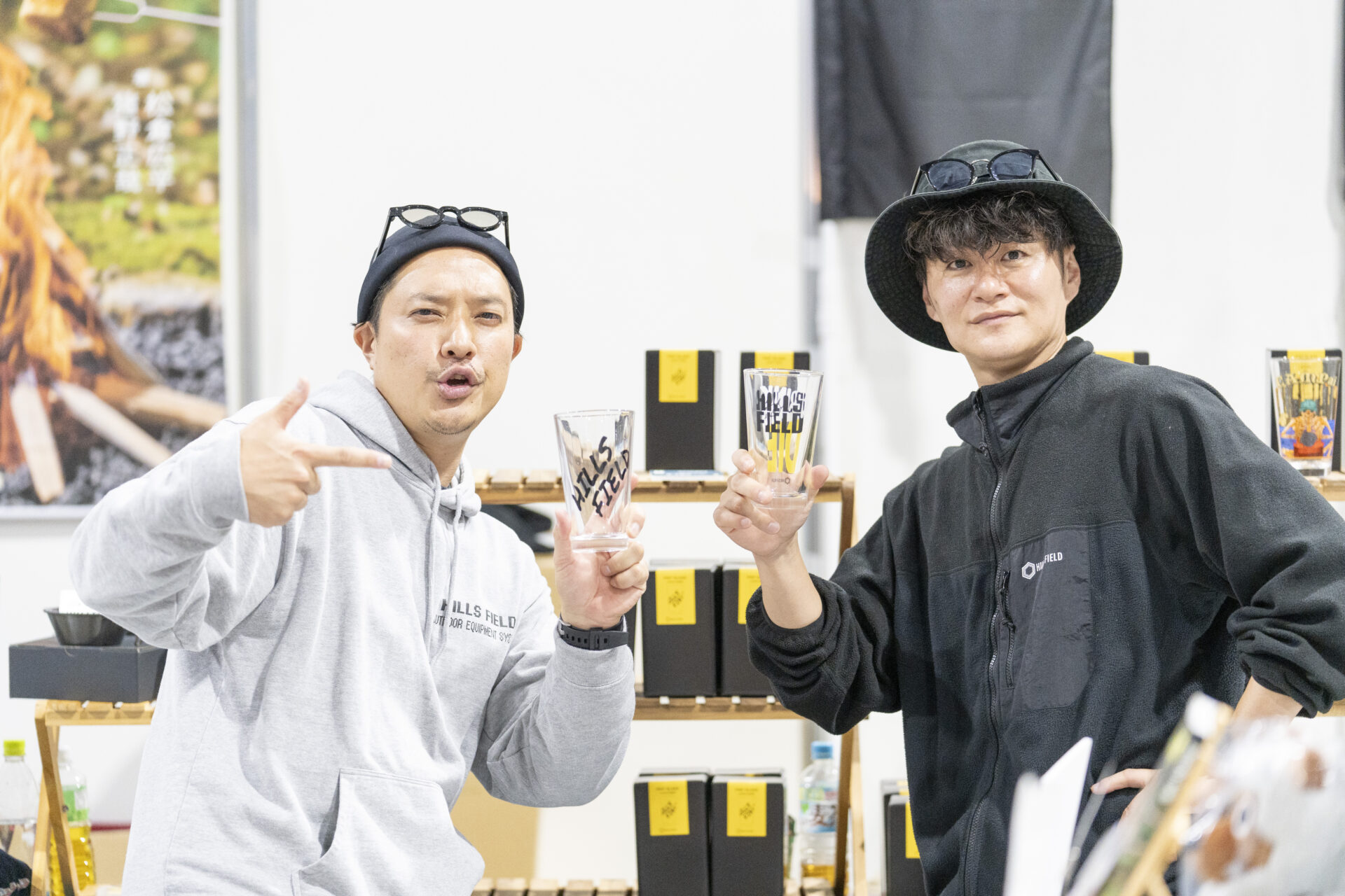 ヒルズフィールドのパイントグラスを持つ伊豆のぬし釣り(やまとさんとけんいちさん)