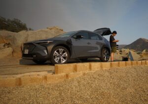 【アウトドア×EVの相性は？】スバルの電動SUVでキャンプしてわかった快適さと課題