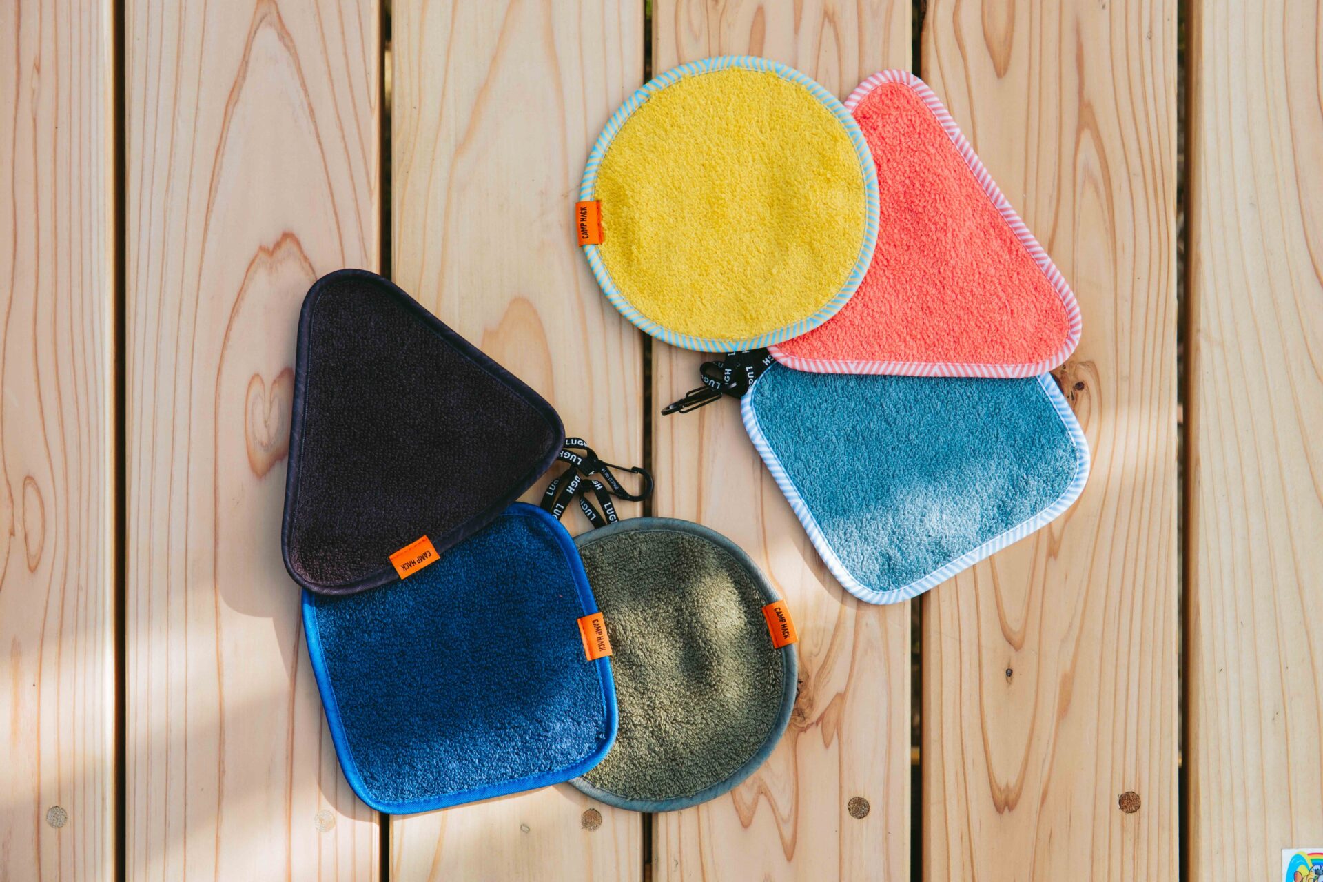 キャンプ用タオルの新定番？CAMP HACK×LUGHのコラボモデルが販売スタート