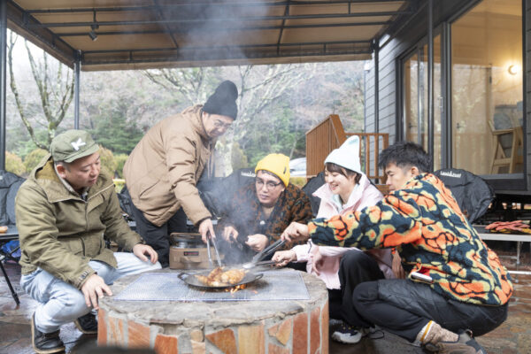 棍棒飛ばしに巴投げ！？おぎやはぎも悶絶「真冬の全力！野遊びキャンプ」【ロケ密着・後編】