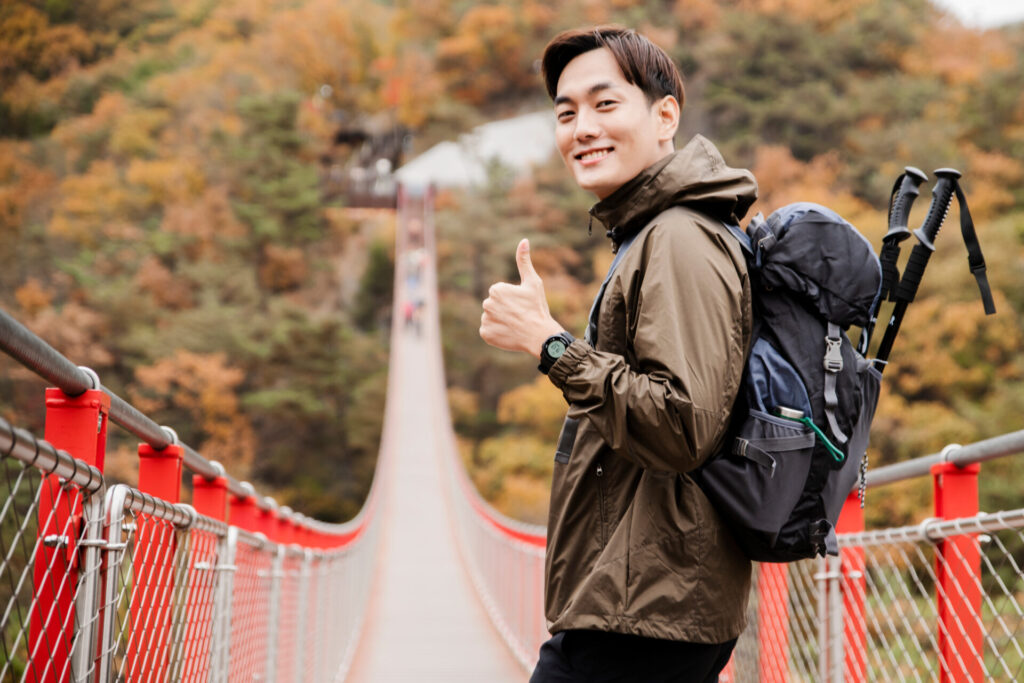 リュックを背負ってポーズする男性