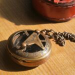 【これぞロマン】ブッシュクラフトの『懐中コンパス日時計』がデスクにあるだけでワクワクが止まらない