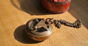 【これぞロマン】ブッシュクラフトの『懐中コンパス日時計』がデスクにあるだけでワクワクが止まらない