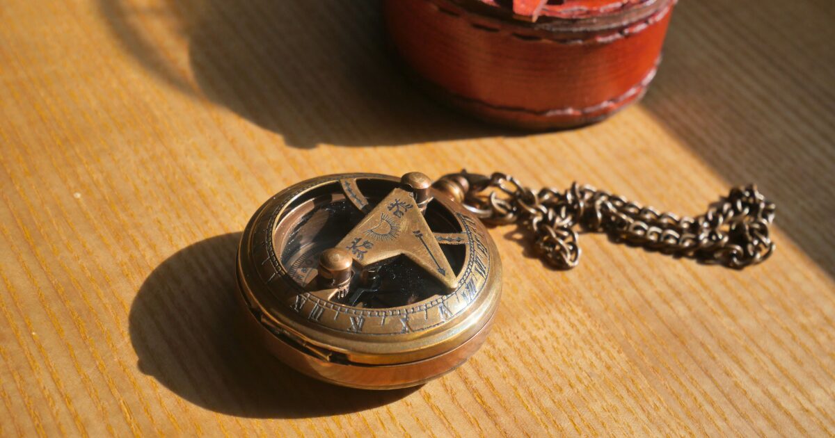 【これぞロマン】ブッシュクラフトの『懐中コンパス日時計』がデスクにあるだけでワクワクが止まらない