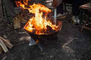 グループキャンプの宴に!ハイランダーの人気焚き火台「六花(りっか)」に豪快な『BIGサイズ』が登場