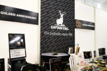 【完売注意】今しか買えない“鹿番長”も。キャプテンスタッグ50周年「黒×金」限定ギアが発売開始！